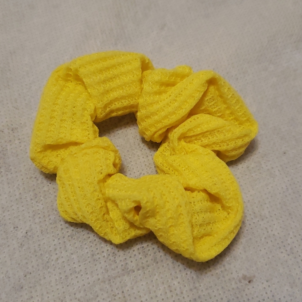 🔴 🆓️ FREE* Yellow Hair Scrunchie 🔴